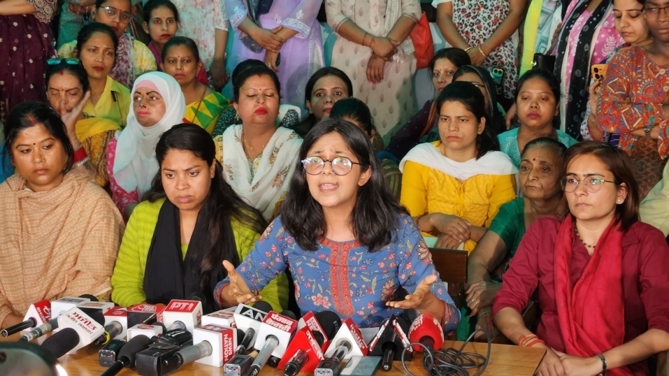 दिल्ली के उपराज्यपाल ने दिल्ली महिला आयोग के संविदा कर्मचारियों को हटाया, आयोग की पूर्व प्रमुख और राज्यसभा सांसद स्वाति मालीवाल आदेश पर भड़कीं